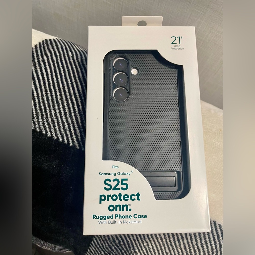 Black Protective Case for Samsung Galaxy S25 with Textured Design